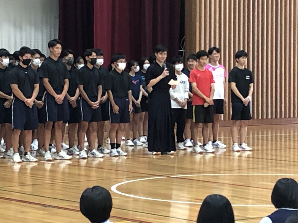 ７